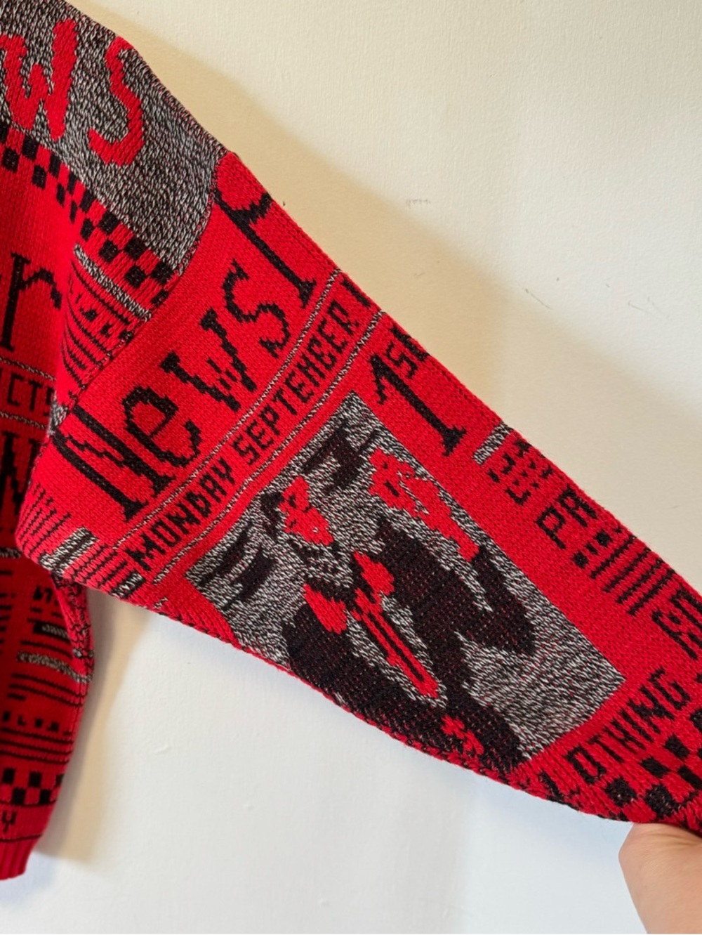 Vintage Newspaper Print Sweater Graphic News Allover Red Acrylic Womens Medium - Picture 6 of 8